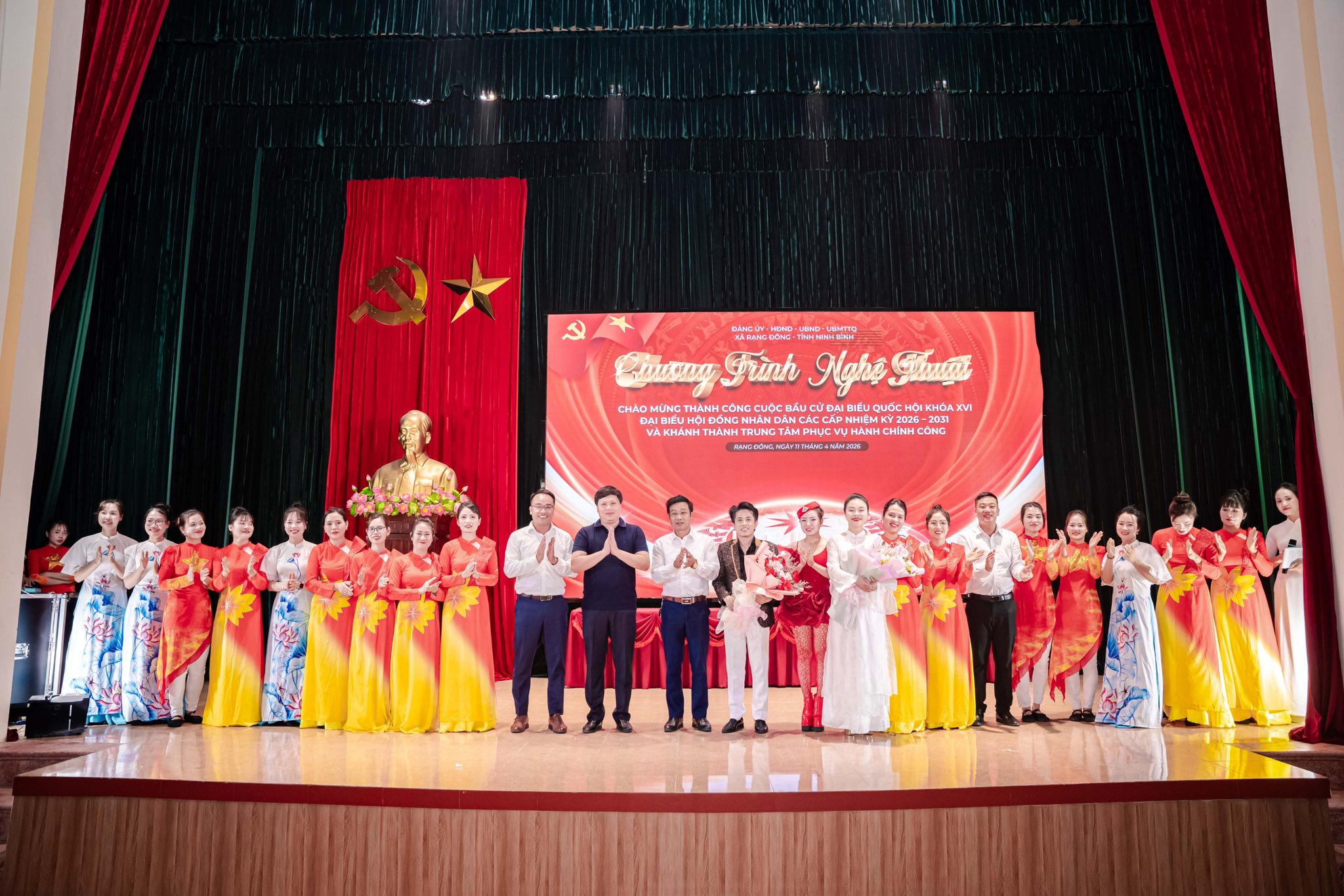 MC Tiến Vũ dẫn dắt chương trình nghệ thuật chào mừng sự kiện chính trị tại Rạng Đông, Ninh Bình