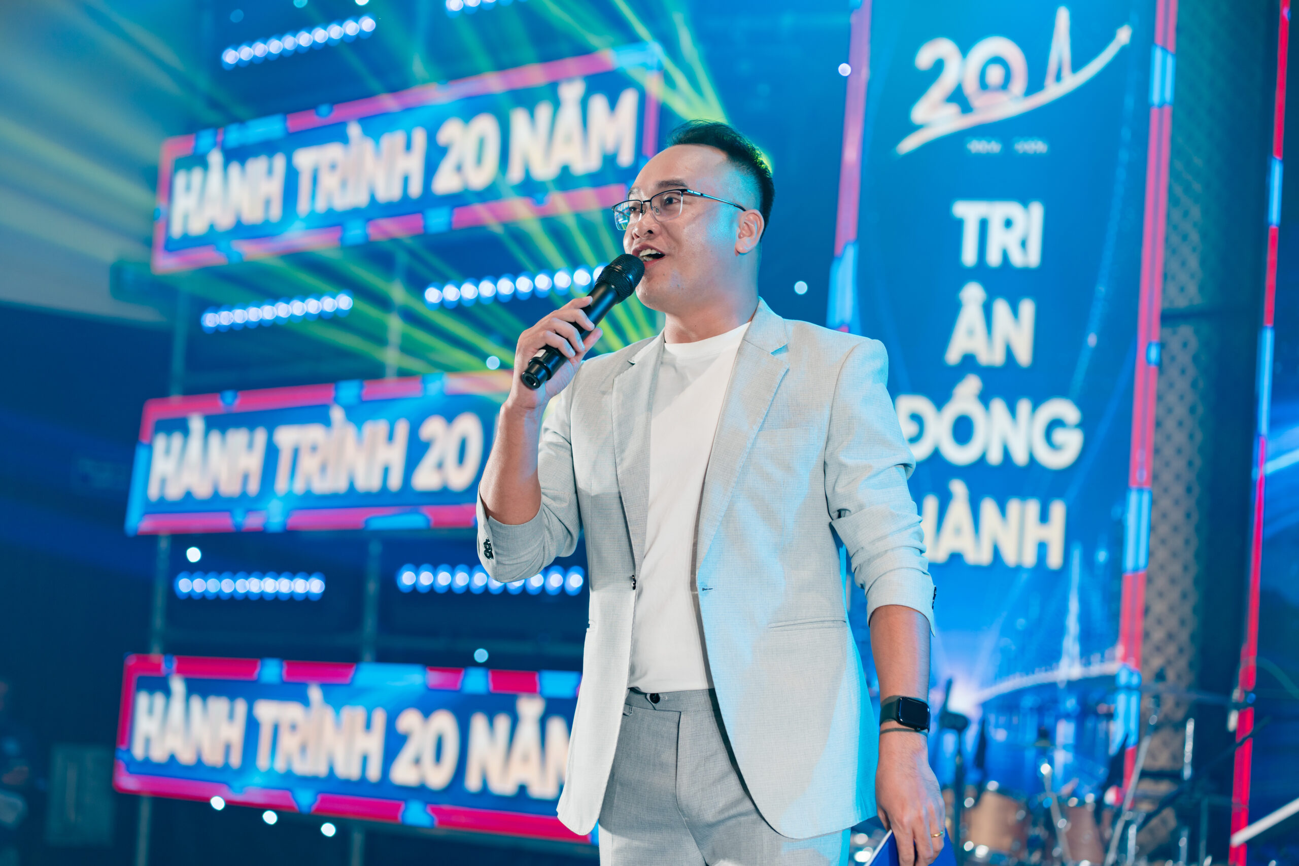 Tiến Vũ đồng hành cùng VietinBank Tân Bình trong hành trình 20 năm